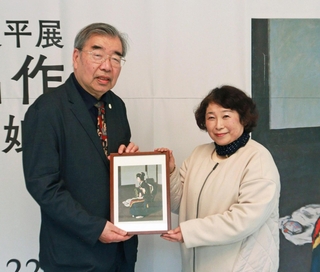 額絵を受け取る森美代子さん＝神戸市東灘区向洋町中５