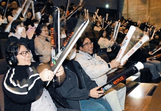 選手の活躍に歓声を上げて盛り上がる観客たち＝６日夜、やぶ市民交流広場
