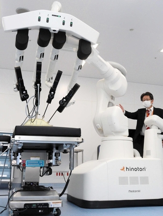 神戸発の手術支援ロボット「ｈｉｎｏｔｏｒｉ（ヒノトリ）」。国内外で計１００台が稼働し、多くの患者の手術を担う＝神戸市西区室谷１、シスメックスソリューションセンター