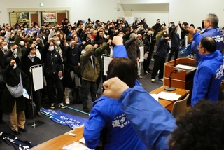 賃上げを目指して「頑張ろう」と声を上げる総決起集会の参加者たち＝７日午前、尼崎市昭和通２、尼崎市中小企業センター