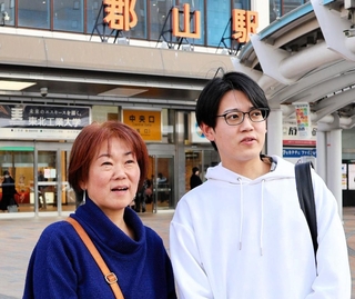 震災直後から２年間、加古川市に避難した経験を振り返る大内扶欣子さん（左）と悠斗さん＝福島県郡山市駅前２