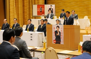 公認候補が全員当選した衆院選を振り返る自民党兵庫県連の末松信介会長＝７日午後、神戸市内