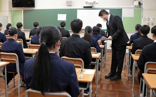 今年の公立高校推薦入試で、試験開始を待つ受験生＝２月１６日、神戸市東灘区