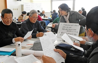 日本語を学ぶ中国残留婦人２世ら。約４０人のうち１世は１０人以下で教室の存続が危ぶまれている＝明石市東仲ノ町