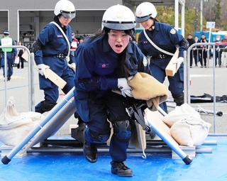 救出救助の技能を競う署員ら＝小野市内