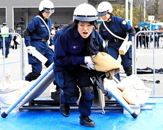 救出救助の技能を競う署員ら＝小野市内