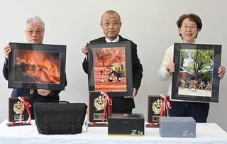 年間賞の表彰式に出席した（右から）冠野順子さん、和田康男さん、板井幹さん＝９日午前、神戸新聞社