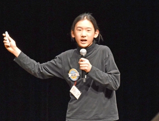 自作のゲームを紹介する衣笠新禾さん＝東京都港区