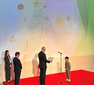 夢が詰まった入賞作品をたたえた表彰式＝県立美術館ＫＯＢＥＬＣＯミュージアムホール