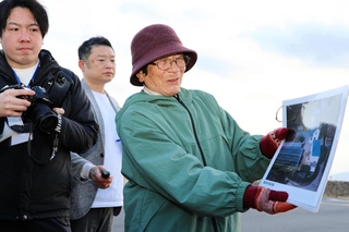 「津波が来ないと思い込んでいた」。語り部として、震災前の自宅跡で当時の心境を伝える三浦祝子さん（右）＝宮城県気仙沼市波路上杉ノ下