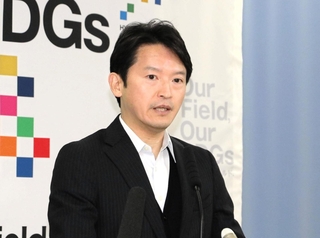 定例会見で話す兵庫県の斎藤元彦知事＝県庁
