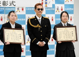 特殊詐欺被害防止を目的にした動画コンテストで表彰された木下泉美さん（右）と岡田智夏さん（左）中央は「特別防犯支援官」のＡＴＳＵＳＨＩさん＝県警本部