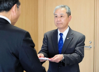 寄付した視聴覚教材の目録を手渡すＪＡ共済連兵庫の三森京介本部長（右）＝兵庫県警本部