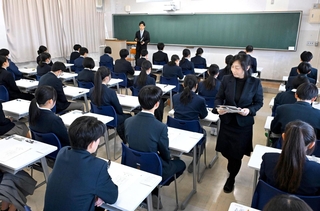 問題用紙が配られた後、緊張した様子で試験開始を待つ受験生＝１２日午前、西宮市上甲東園２、県立西宮高校（撮影・風斗雅博）