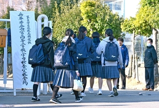 一般入試の試験会場に向かう中学生たち＝１２日朝、西宮市上甲東園２、県立西宮高校（撮影・風斗雅博）