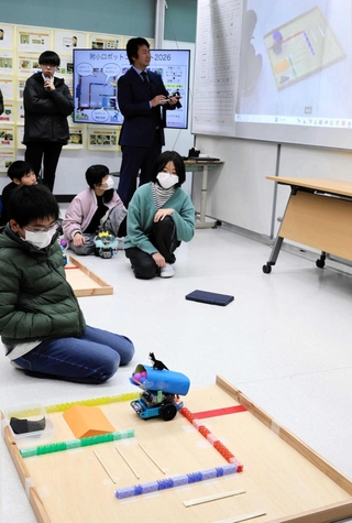 ６年生が自作したロボットを披露したコンテスト＝加東市山国