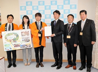 兵庫県の新庁舎整備で県産木材の利用を要望する県木材青年クラブの田和良介会長（左から３人目）ら＝県庁