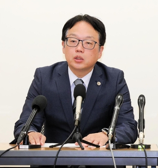 閉廷後、会見する被害女性代理人の若宮隆幸弁護士＝１２日午後、姫路市北条１、兵庫県弁護士会姫路支部会館