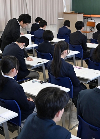 問題用紙などを配られ試験開始を待つ受験生たち＝１２日午前、西宮市上甲東園２、県西宮高（撮影・風斗雅博）