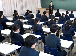 問題用紙が配られた後、緊張した様子で試験開始を待つ受験生＝１２日午前、西宮市上甲東園２、県立西宮高校（撮影・風斗雅博）