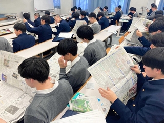 新聞から気になるニュースを探す生徒たち＝芦屋市山手町、甲南高校