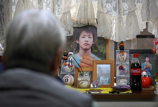 堤家のリビング。父が座る目線の先には将太さんの写真や遺品が並ぶ＝神戸市北区小倉台６（撮影・大田将之）