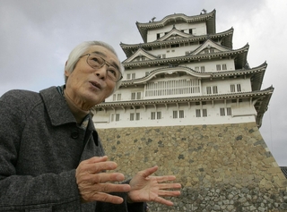 「昭和の大修理」以来、城を見つめ続けてきた西村吉一さん＝２００８年１月、姫路城