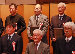 ひょうご地域安全まちづくり活動賞を受賞した神戸新聞販売店会の水谷光行会長（後列中央）＝神戸市中央区下山手通４、兵庫県公館