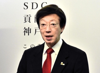 定例会見で考えを述べる神戸市の久元喜造市長＝１３日午後、神戸市役所