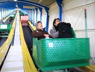 思わず笑ってしまう、刺激的な乗り心地のカーレーター＝神戸市須磨区西須磨、須磨浦山上遊園