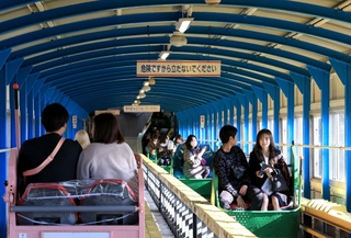 若者や外国人観光客らでにぎわうカーレーター＝神戸市須磨区西須磨、須磨浦山上遊園