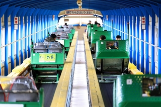 「危険ですから立たないでください」「禁煙」。いろんなメッセージが目にとまる＝神戸市須磨区西須磨、須磨浦山上遊園