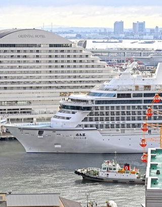 クルーズ船がそろい踏みした神戸港。客船「飛鳥３」（手前）のほか、神戸ポートターミナル周辺には「飛鳥２」や「アマデア」や「アザマラ・パシュート」が入港した＝１４日朝、神戸市中央区東川崎町１から（撮影・風斗雅博）