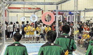 ２０２５年に韓国で開かれたドローンサッカーのワールドカップの試合の様子（玉野興昌さん提供）