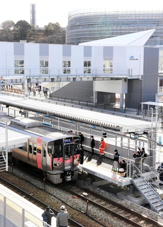 開業したＪＲ手柄山平和公園駅＝１４日午前、姫路市西延末