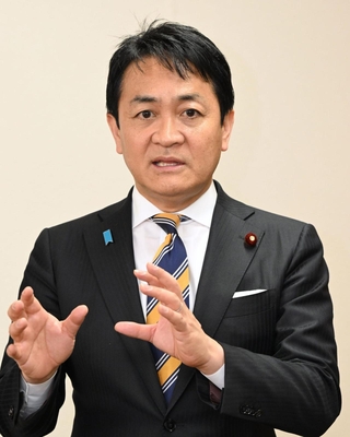 報道陣の質問に答える国民民主党の玉木雄一郎代表＝１４日午後、神戸市中央区中山手通４（撮影・風斗雅博）