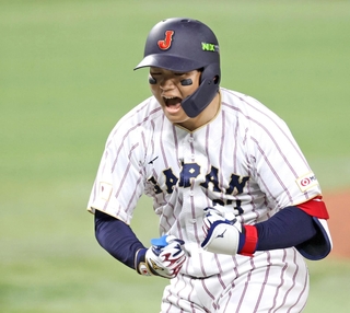 ベネズエラ戦の３回、勝ち越し３ランを放ち、雄たけびをあげる森下翔太＝米国・ローンデポ・パーク