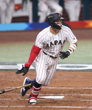 ベネズエラ戦の３回、右翼線へ適時二塁打を放つ佐藤輝明＝米国・ローンデポ・パーク