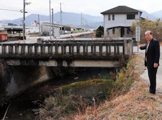 「地域協働インフラメンテナンス事業」を活用した伐採について説明する、中筋地区自治会の野上雅一会長＝南あわじ市広田