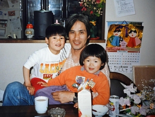 幼き日の将太さん（右）。父、兄と自宅のリビングで＝神戸市北区（遺族提供）