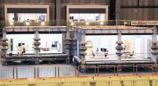 巨大地震による室内の被害を把握するため、居住空間やオフィスを想定して作られた実験スペース＝三木市志染町