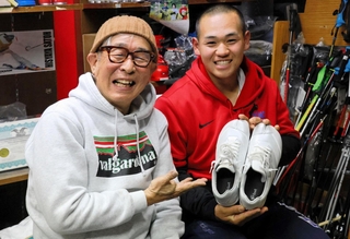 渡辺裕太選手（右）にインソールを提供した尾野畑俊宏さん＝姫路市飾磨区加茂、バル・ガルディナ