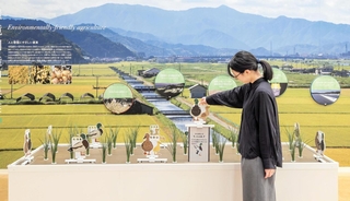 アイガモ農法の米作りを紹介する展示（兵庫県提供）