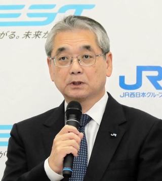会見するＪＲ西日本の倉坂昇治社長＝１８日午後、大阪市北区