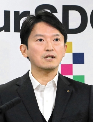 定例会見で話す兵庫県の斎藤元彦知事＝18日午後、県庁