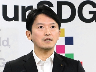 定例会見で話す兵庫県の斎藤元彦知事＝18日午後、県庁