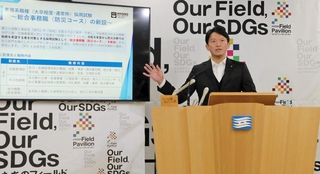 定例会見で話す兵庫県の斎藤元彦知事＝18日午後、県庁