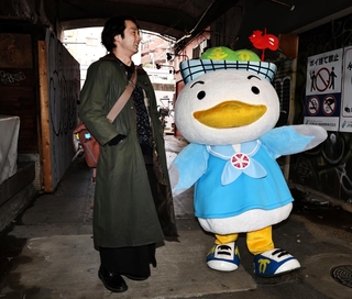 モトコーで遭遇した森山未來さんと中央区のマスコットキャラクターかもめん＝神戸市中央区元町高架通（撮影・長嶺麻子）