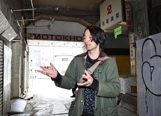 アートプロジェクト「モトコロジー」の見どころについて解説する森山未來さん＝神戸市中央区元町高架通（撮影・長嶺麻子）