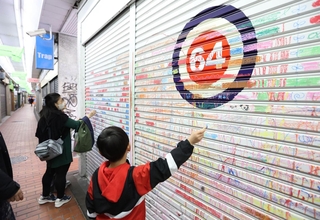 シャッターをキャンバスに自由に絵を描く子どもら＝神戸市中央区元町高架通（撮影・長嶺麻子）